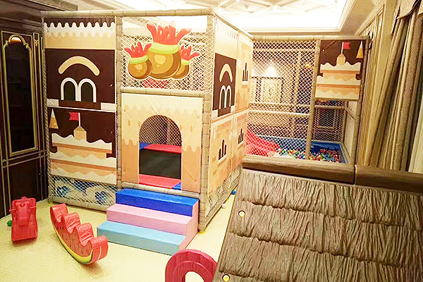 ʻO ka hamburger-theme-insoor-inter-boot-plat-wahi-me-trampoline-set